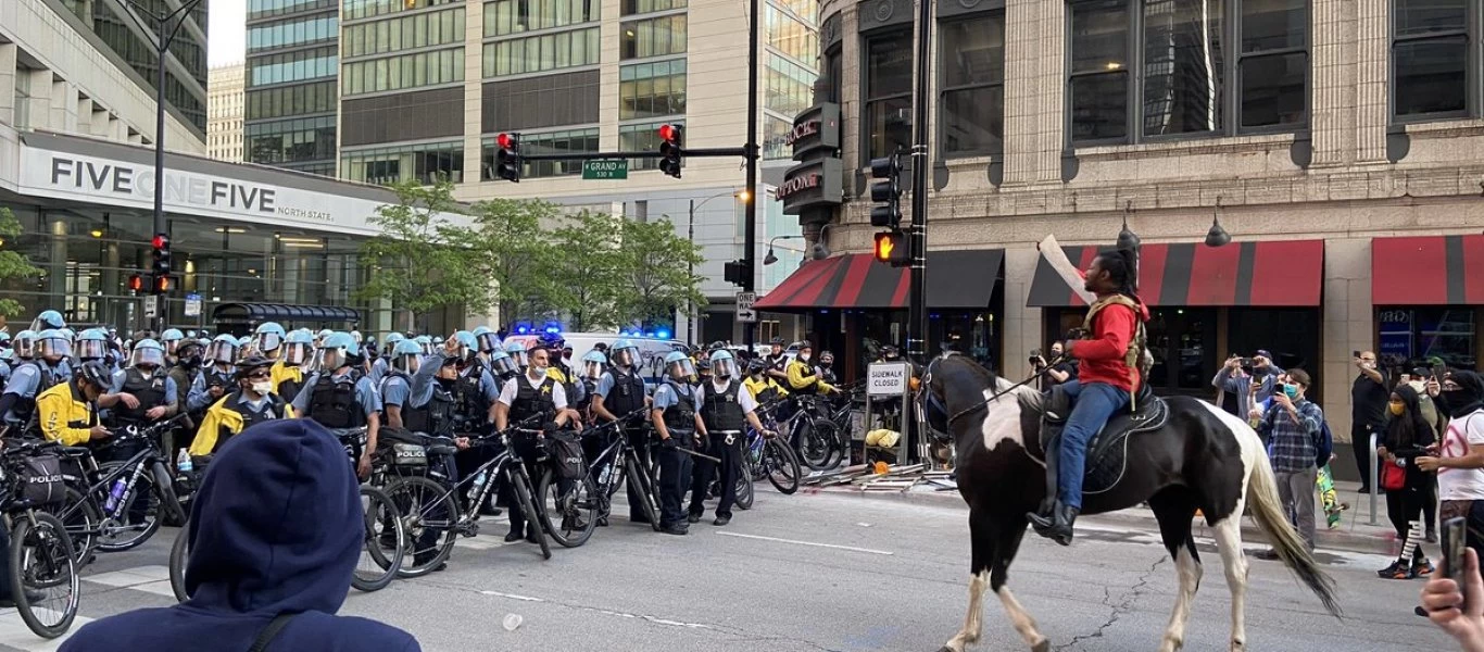 Σικάγο: Τύπος «καλπάζει» με άλογο στους δρόμους - «Το έκλεψα από την αστυνομία» (βίντεο)